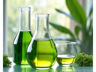 鮮やかな緑の植物由来エキス、ボトルに美しく並べられた研究室の風景